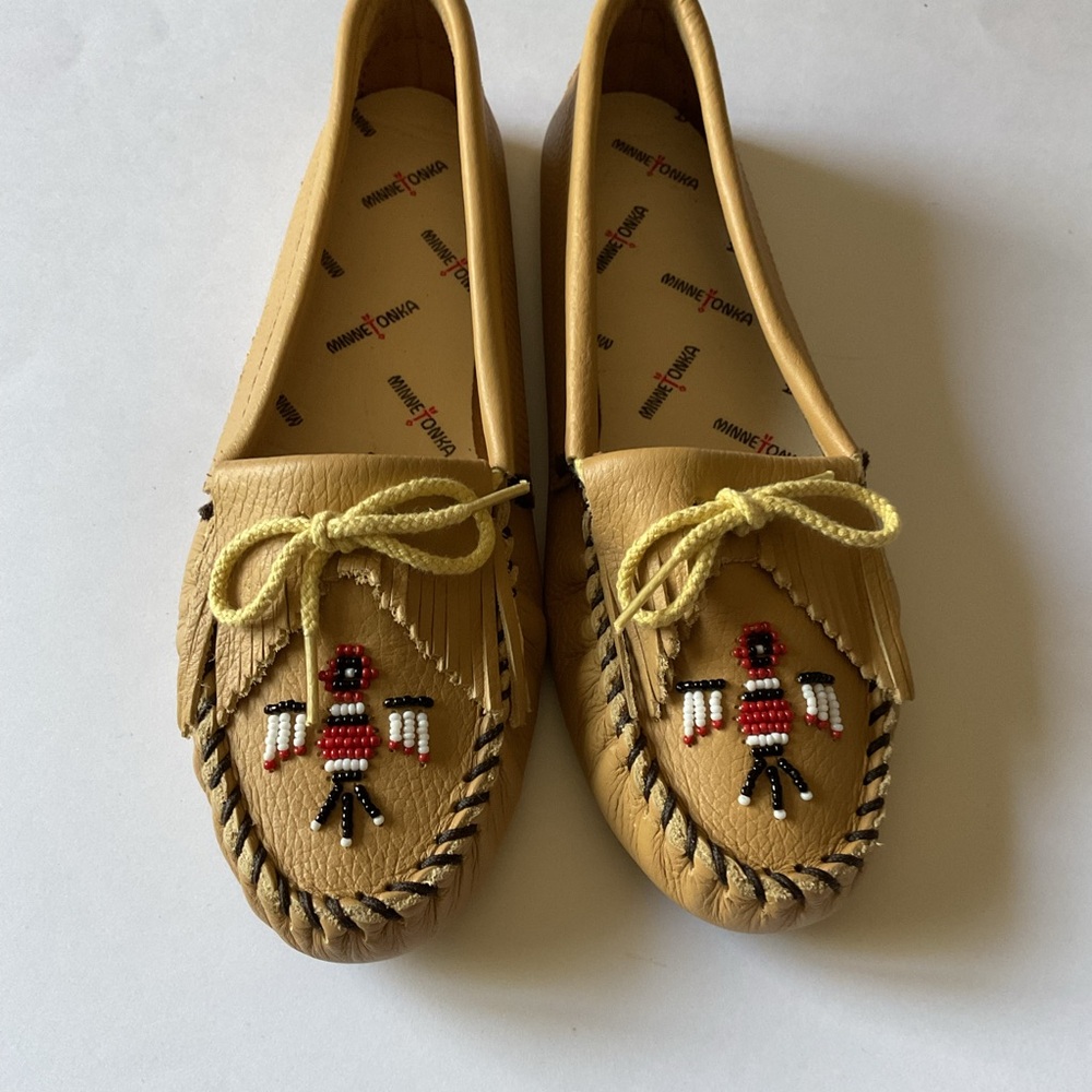 MINNETONKA WOMENS BEADED THUNDERBIRD ANIMIKI LEATHER MOCCASINS TAN SIZE 8.5 NWOT